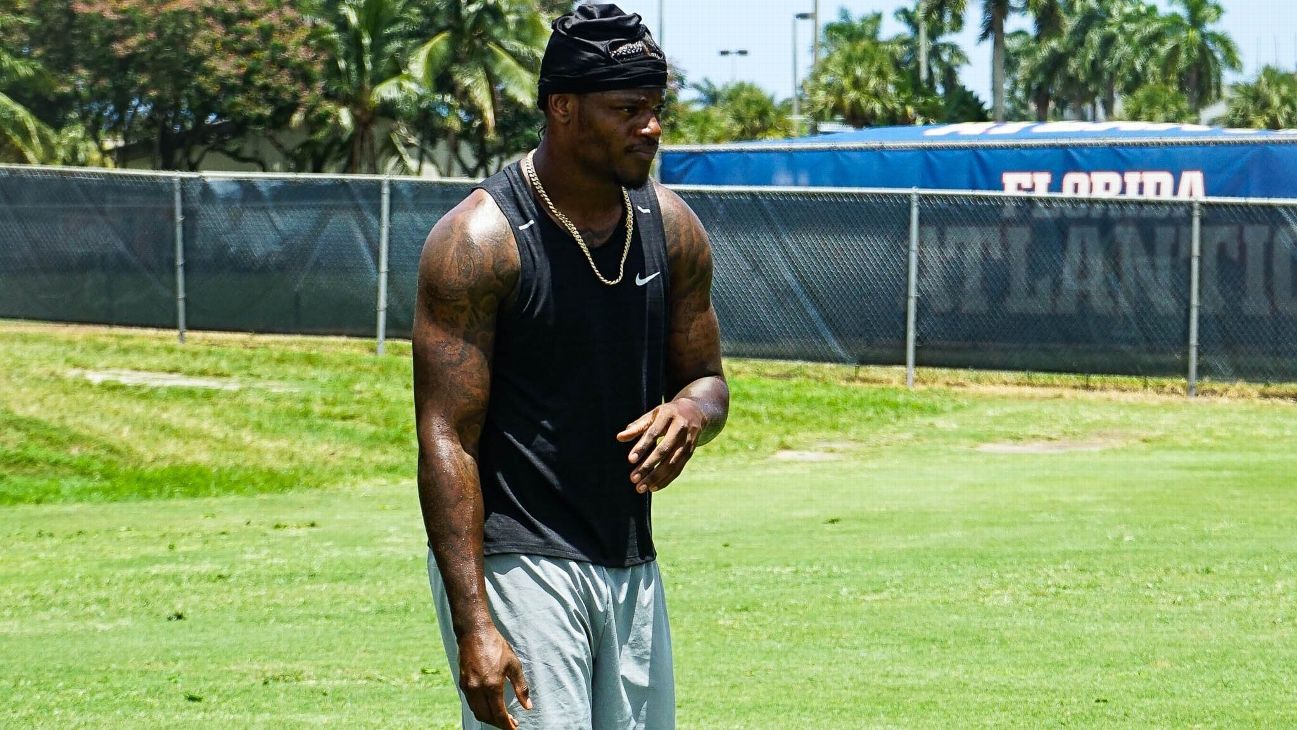 Shirtless Lamar Jackson: See the Quarterbacks Ripped Body Pictures!