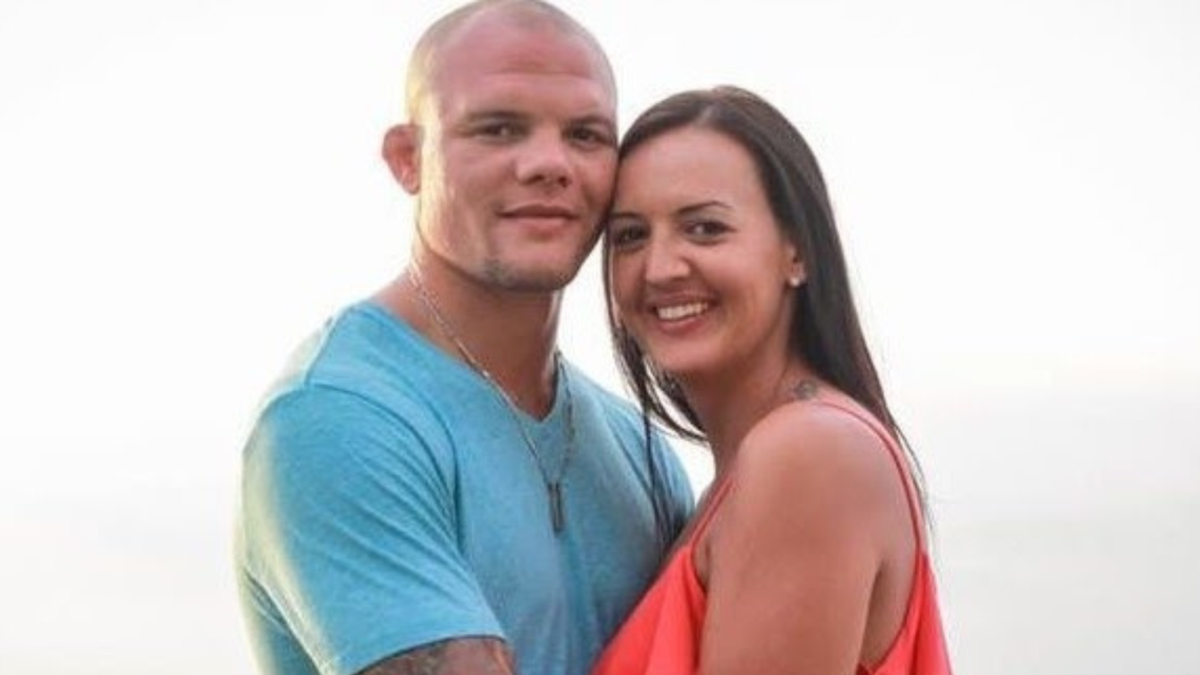 The Ultimate Guide to Anthony Smith Wife and Their Private Life.